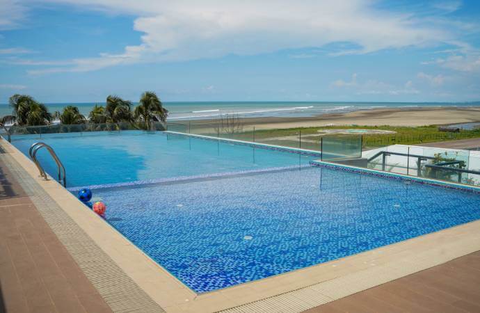 Luxurious Infinity Swimming Pool